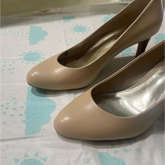 Ralph Lauren tan high heels wore once - Picture 7 of 7